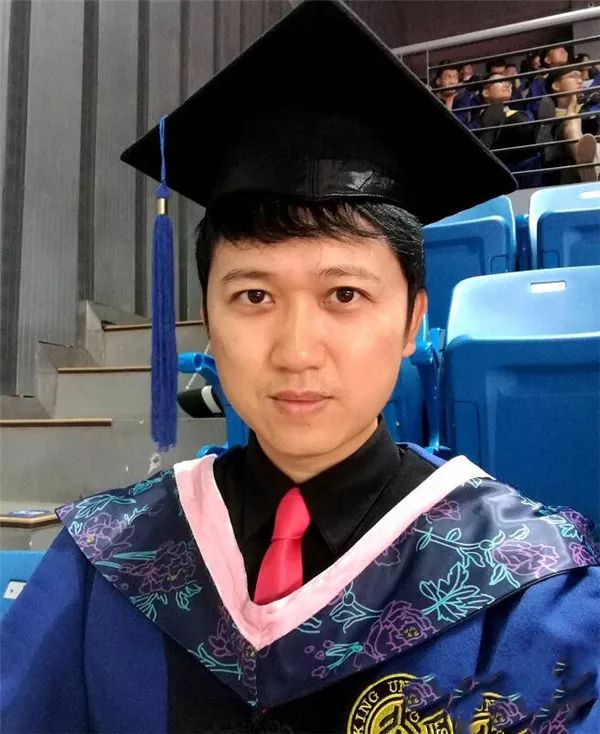 他是央视综合频道主持人,搭朱迅一举成名,如今