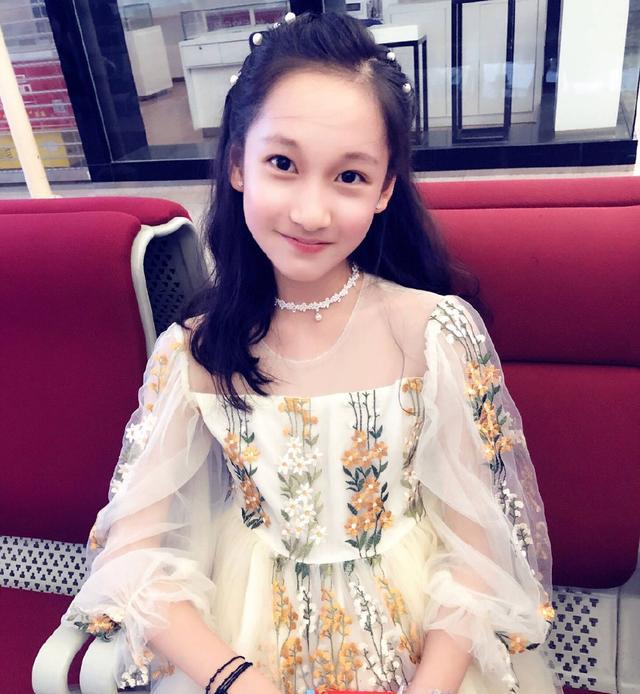 她5岁半被周星驰挖掘3秒急速落泪今13岁颜值突破天际