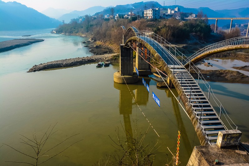 污染水源流入汉江交汇处泾渭分明令人吐舌投资106亿整治