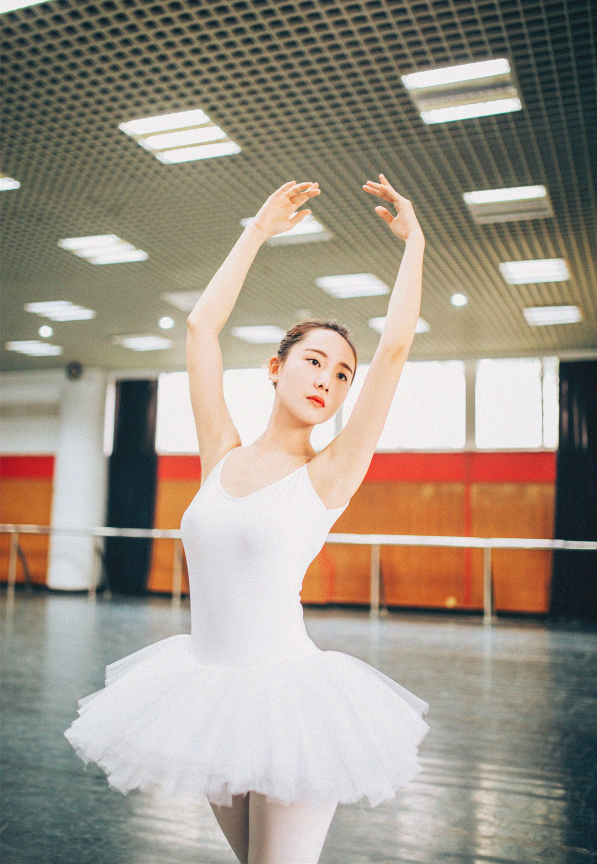 人像摄影小美女跳天鹅舞简直太美了