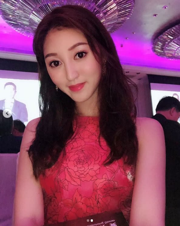 26岁港姐何艳娟戴千万珠宝陪66岁富豪老公现身酒席艳压全场