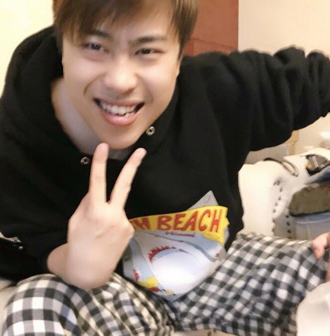 卢本伟首次2杀吃鸡视频被放上网 网友感叹: 成也sks败也sks|绝地求生|