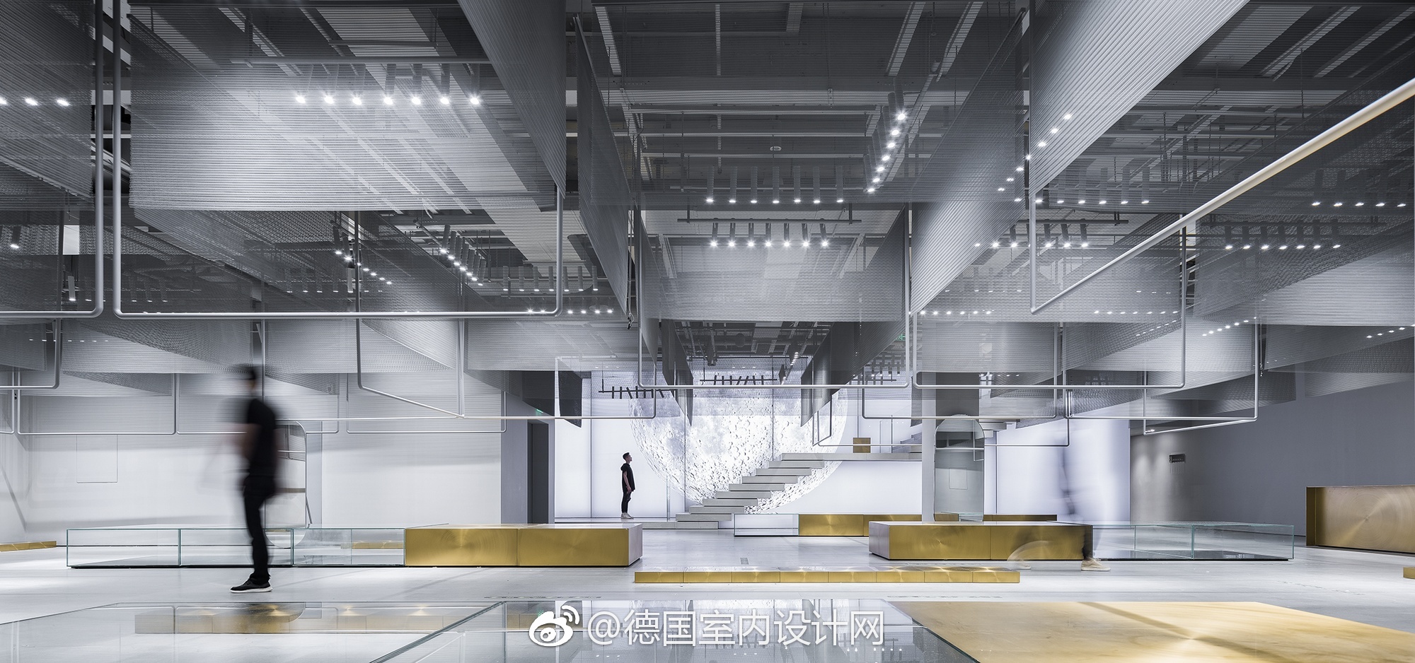 UR上海旗舰店位于上海市淮海路华狮广场左翼