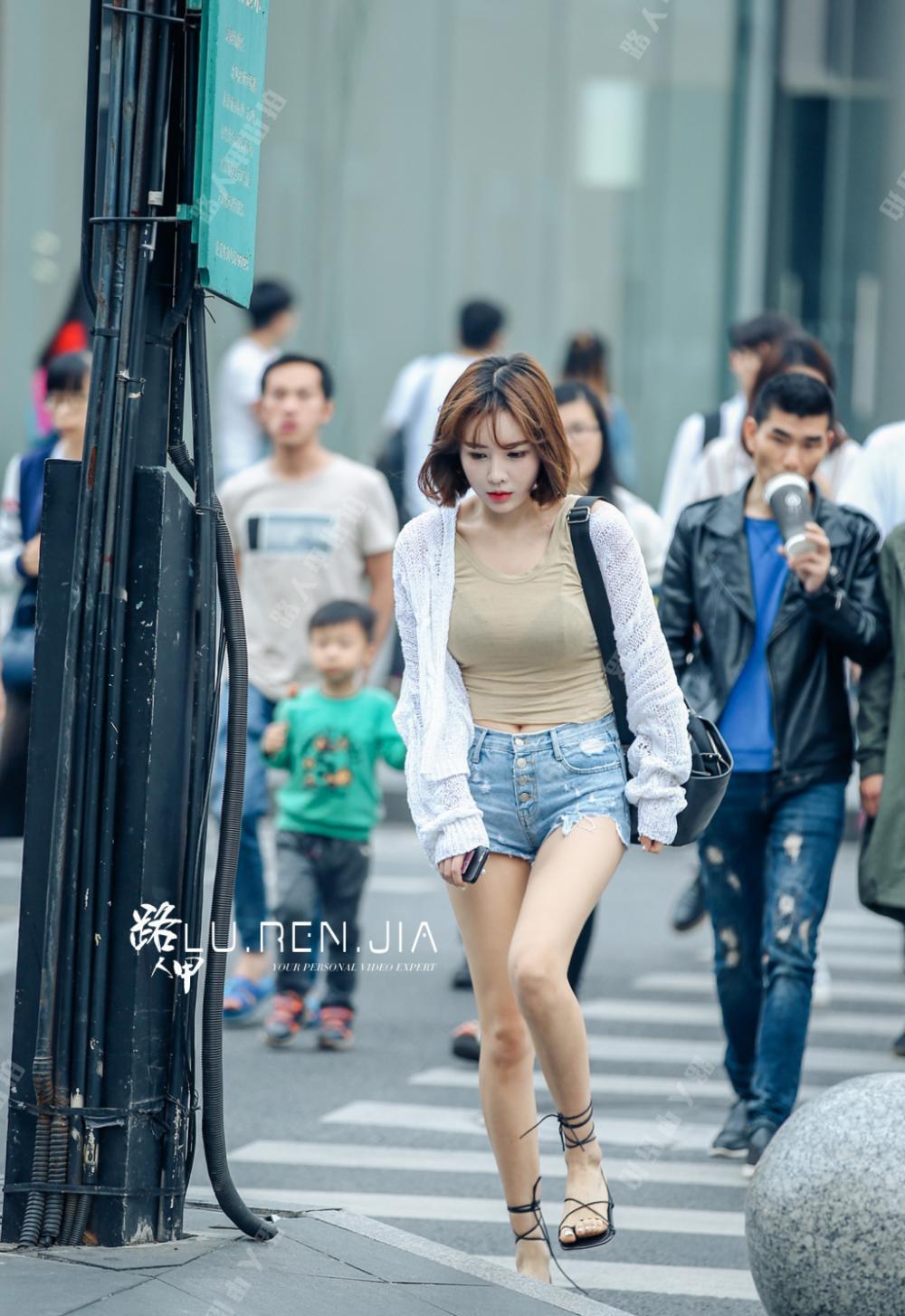 街拍时尚秀杭州街头的夏季潮流美女