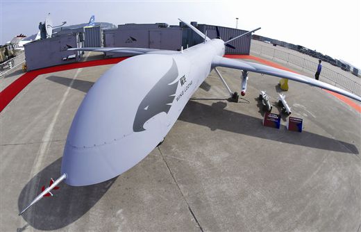 而且这架飞机还有几个特点:第一就是无人机没有机轮,可以判断它完全是