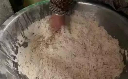 面粉制作简易辣条做法