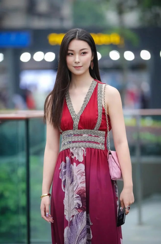 十分的青春妩媚的小姐姐,乌黑的秀发十分的迷人