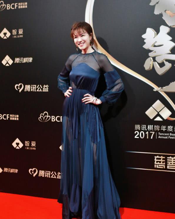 李艾太疯狂了,身穿礼裙转过后背亮点太多,网友:不愧是超模!