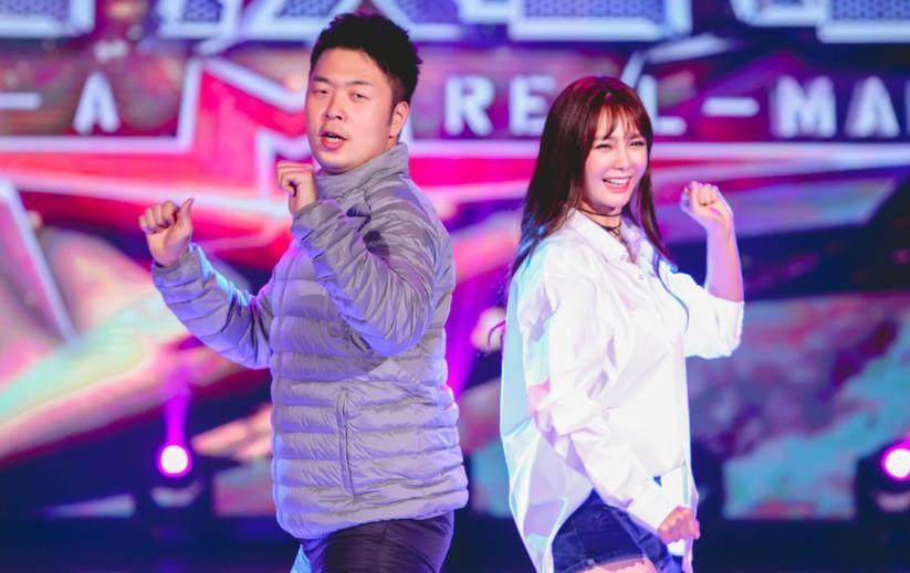 杜海涛依偎在沈梦辰肩上一脸娇羞, 两个人既挽手又牵手