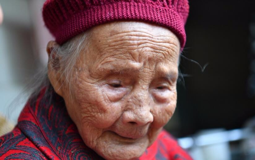 117岁寿星老太太爱吃肉,爱喝酸奶,生活习惯值得效仿