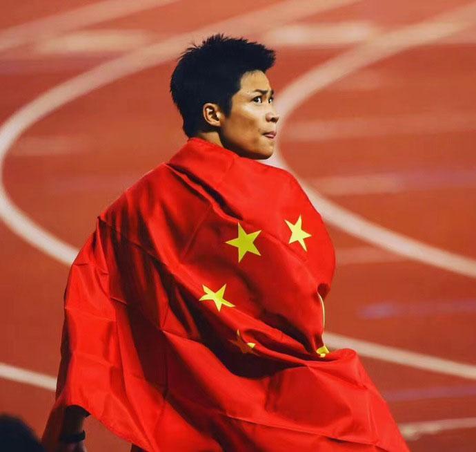 苏炳添身披国旗晒金牌!感恩祖国培养,29岁仍在巅峰迈向东京奥运