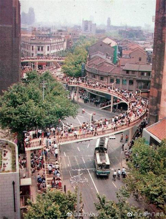 图一为80年代的南京路