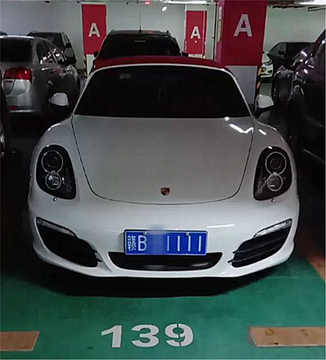 江西一车库偶遇白色保时捷718车牌是光棍牌数字很个性
