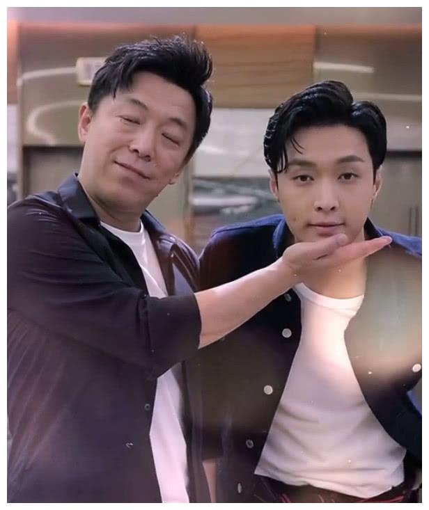 黄渤和张艺兴演出了"捧着脸杀人",张艺兴很享用这一幕,黄渤则