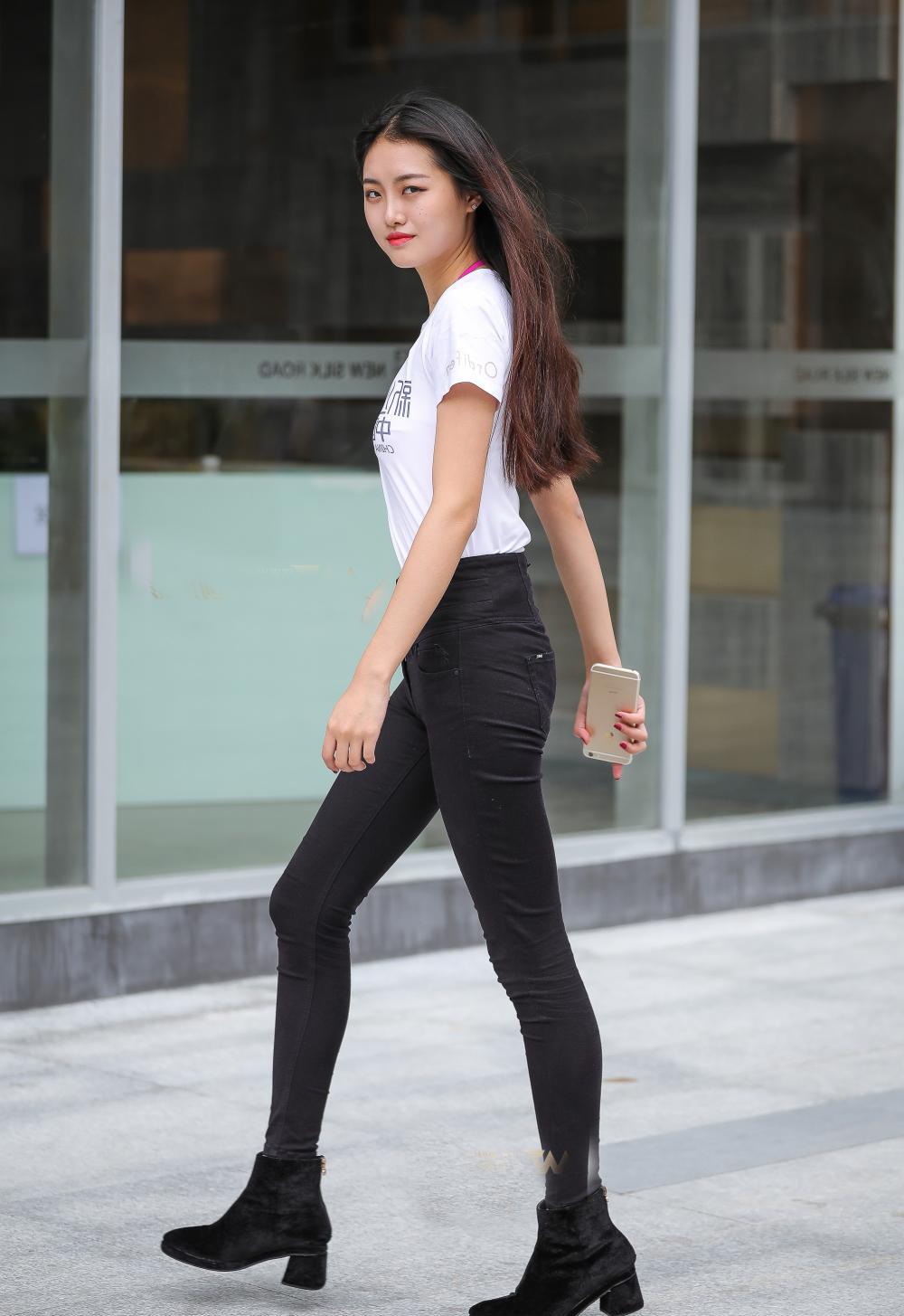 模特街拍紧身牛仔裤塑造修细腰长腿