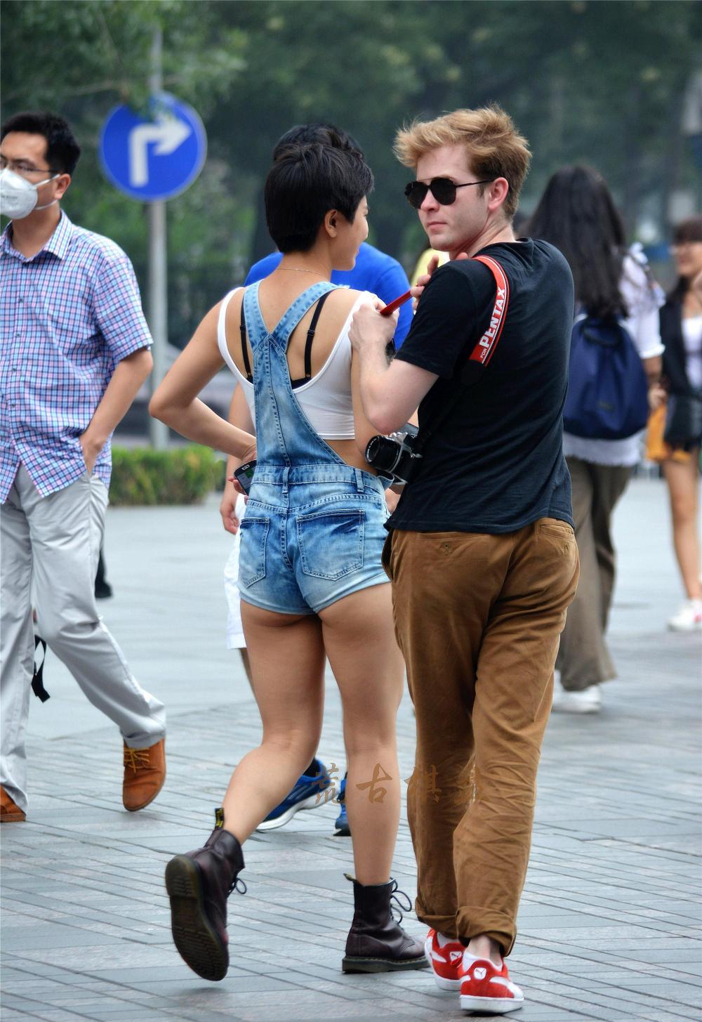 街拍: 和外国帅哥走在一起的姑娘, 她的牛仔热短裤都比别人短