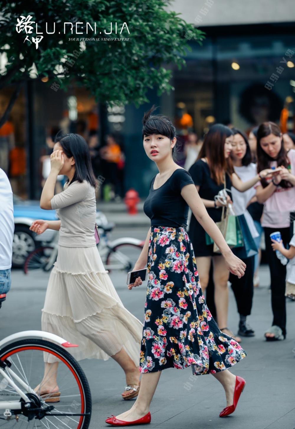 街拍时尚秀杭州街头的夏季潮流美女
