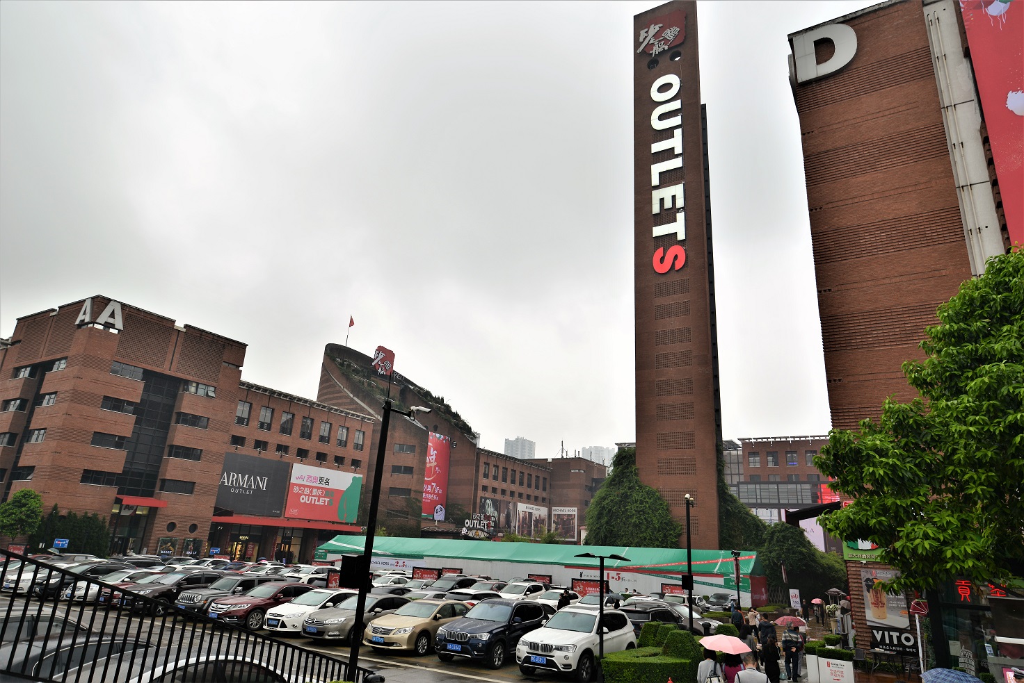 重庆现场直击,重庆砂之船奥莱十周年盛况,人多到爆