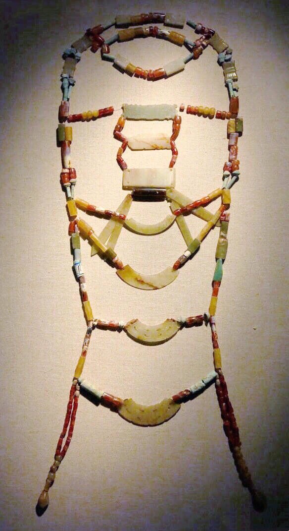 玉组佩春秋战国时盛行的由多件玉器串联组成的悬于身上的佩饰玉