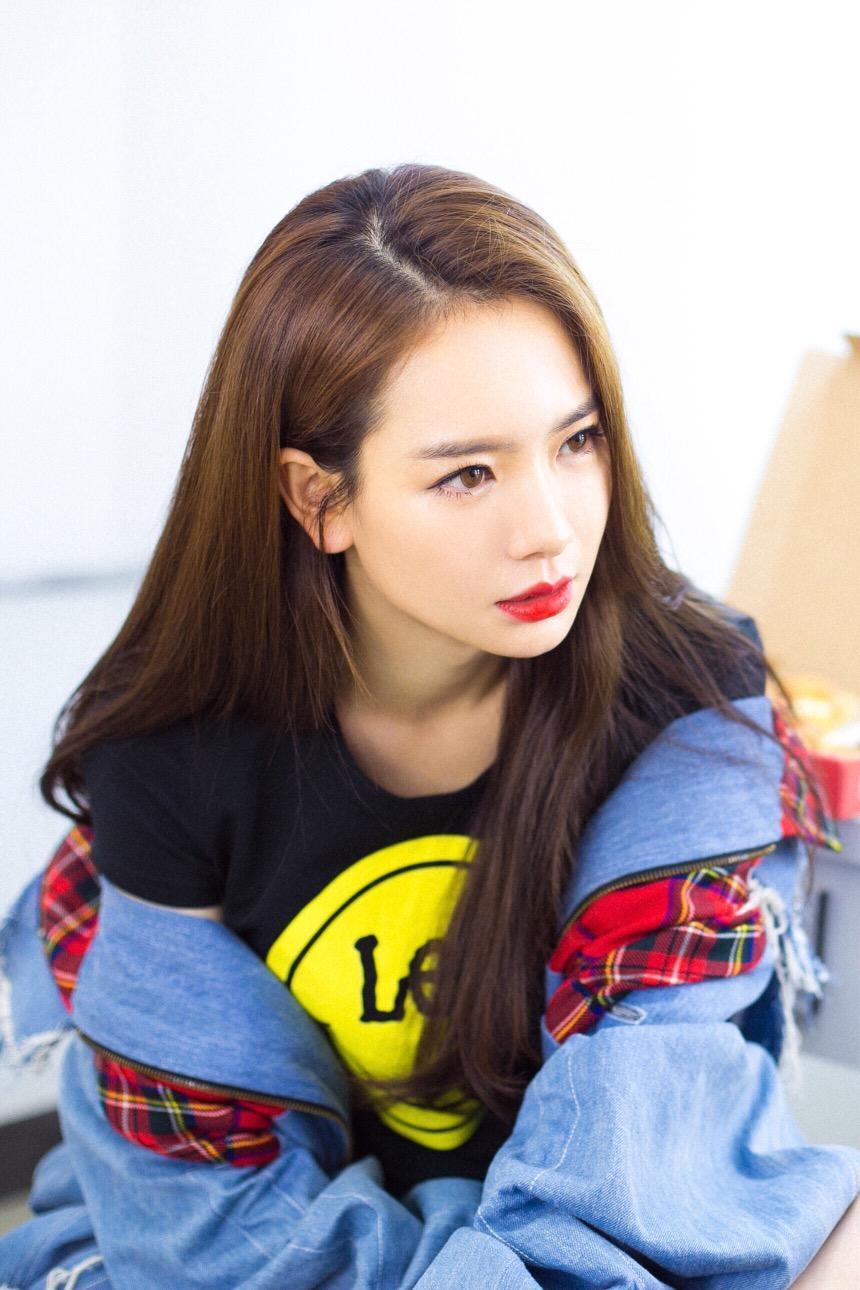 戚薇新造型曝光,穿衣比以前更大胆,长发飘飘更有女人韵味!