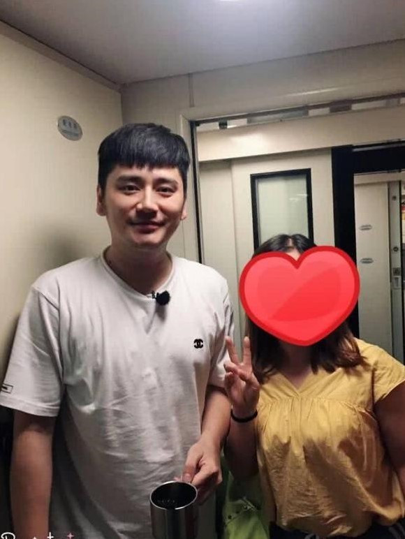 钱枫出行好朴素!盘腿坐在火车下铺,大包小包行李还挺多