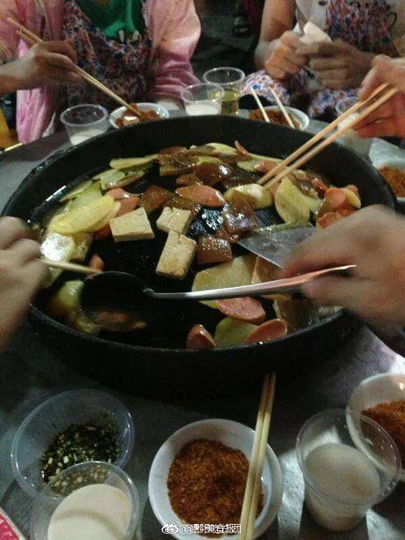 烙锅的吃法简单又很接地气先在平底大铁锅中间淋上油