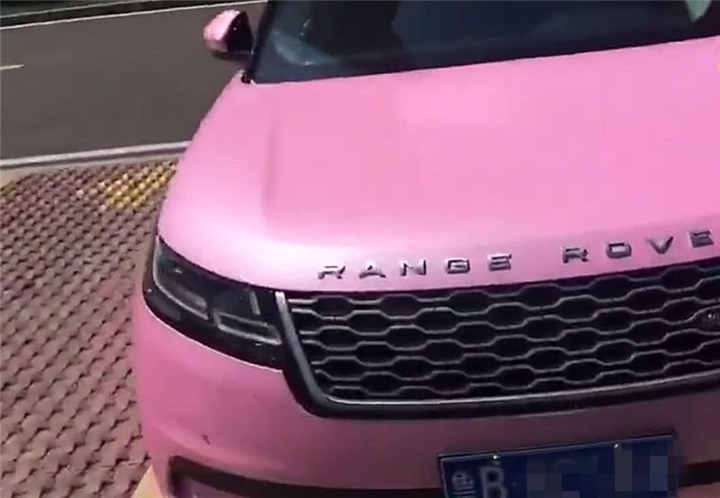 价值64万的路虎星脉现山东街头,本不会太注意,但没想到车漆是粉色的