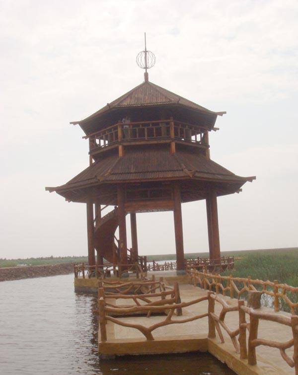 观鸟台是景点中的主体建筑,在此可观察自然保护区核心区中的鸟类.