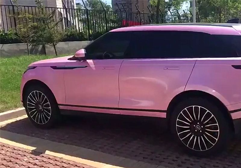 最近,在山东偶遇64万粉色路虎星脉,上街回头率很高!
