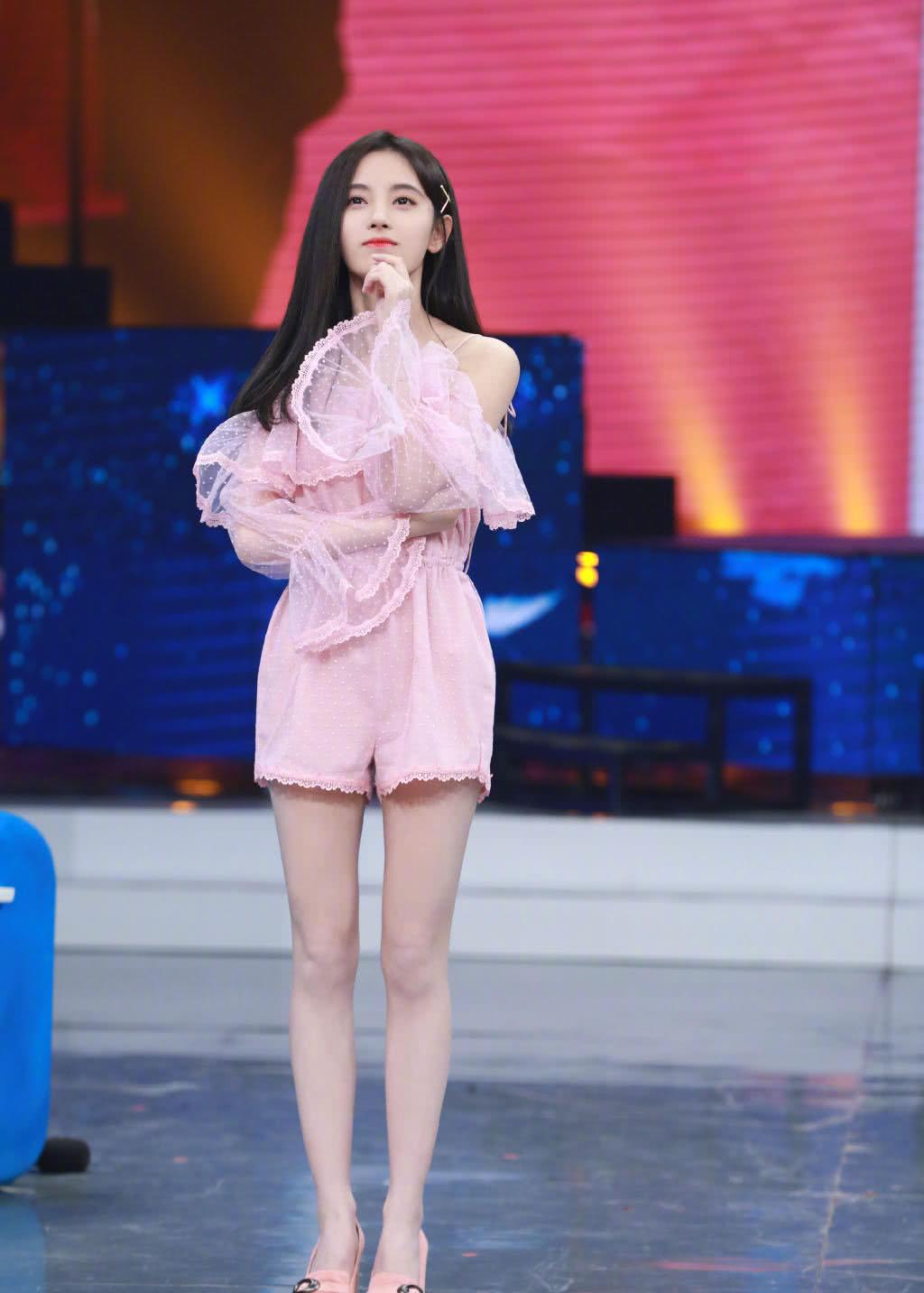 鞠婧祎波点连体睡衣长发披肩温婉动人不愧是四千年美女