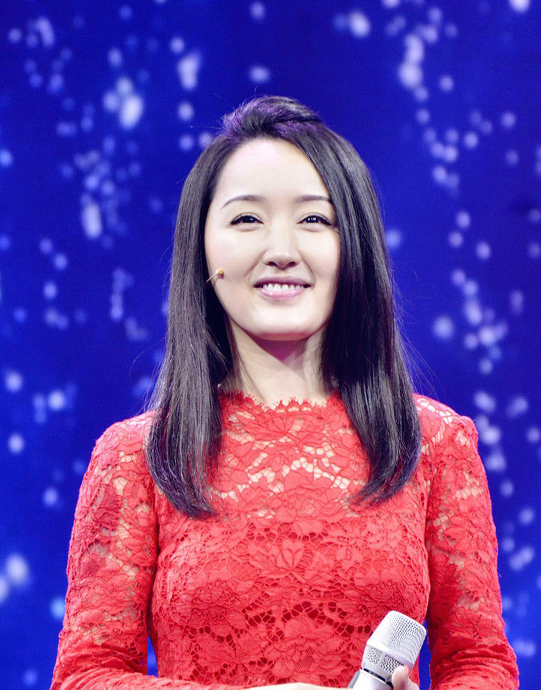 47岁的杨钰莹美艳绝伦,尽显成熟的迷人气息