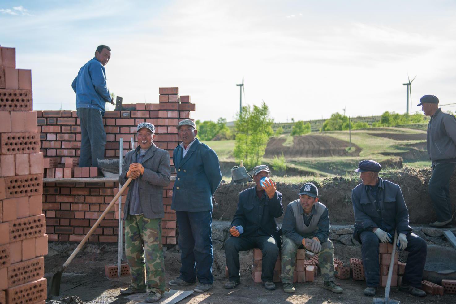 乡村工地上的打工者,六十岁以上的老人是干苦力的主力军