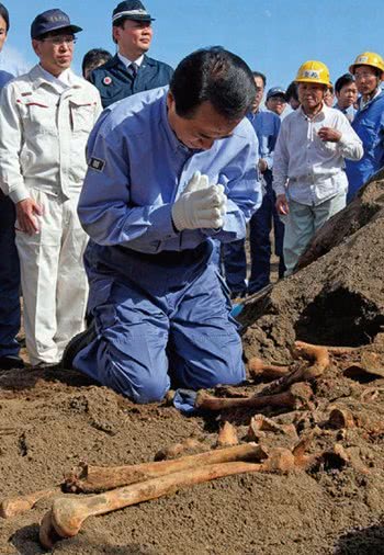 日本前首相菅直人祭拜日军遗骨