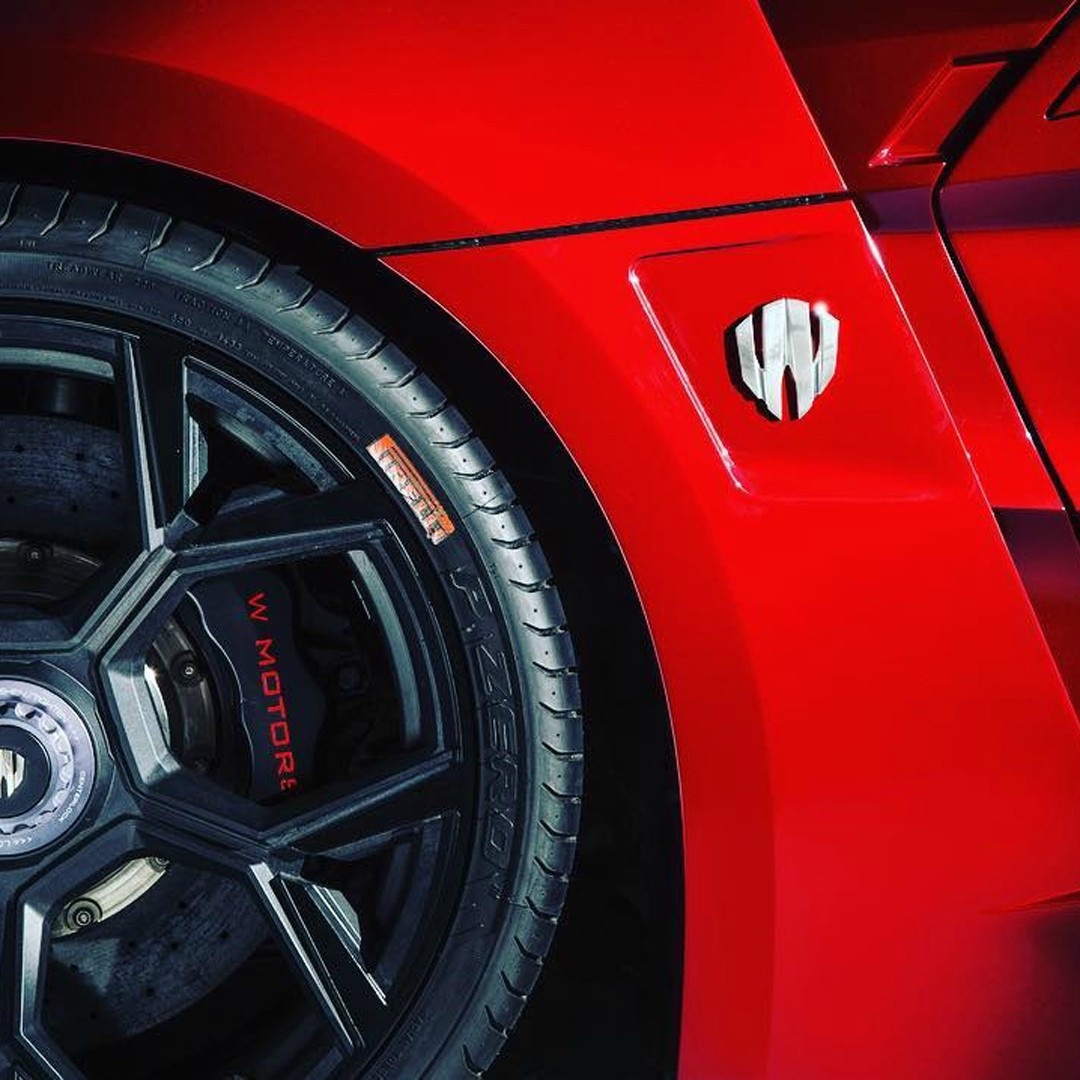 红色莱肯lykan hypersport