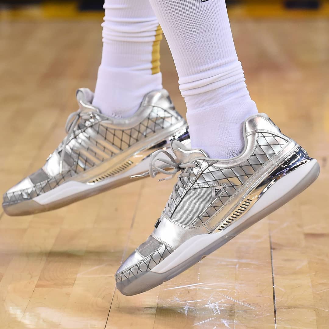 尼克杨对骑士第一场上脚 undrcrwn x adidas ts li