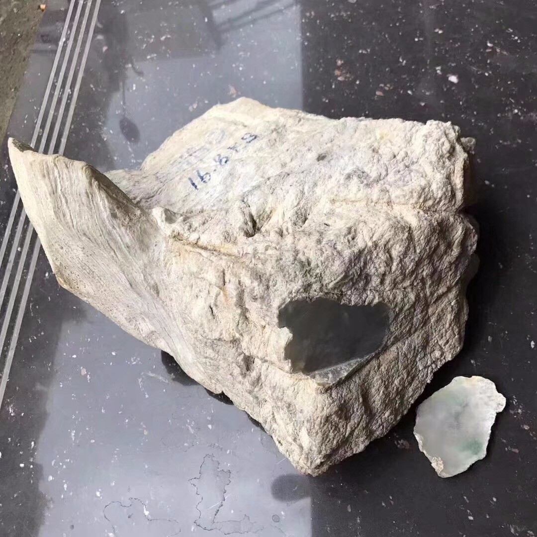 收藏级罕见,硬货翡翠原石翁巴列16.8公斤,高冰飘花,种老水长