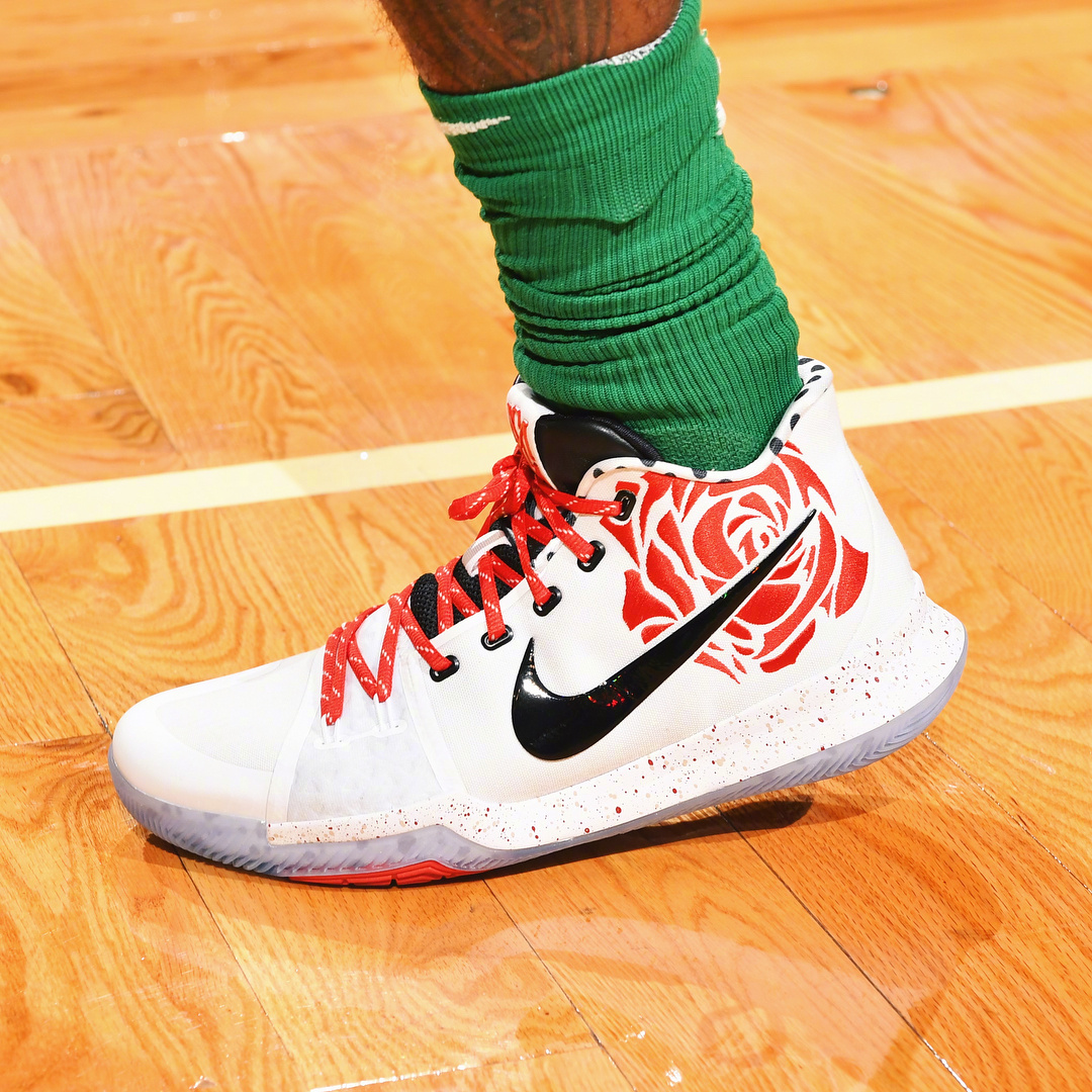 欧文穿着的那些签名球鞋,哪个配色是最骚?|欧文|签名|穿着_新浪新闻