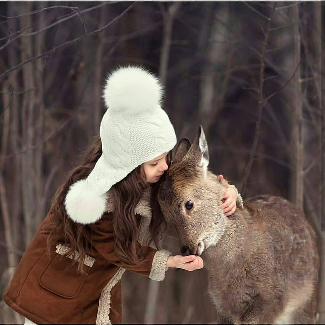 小朋友和动物太可爱了