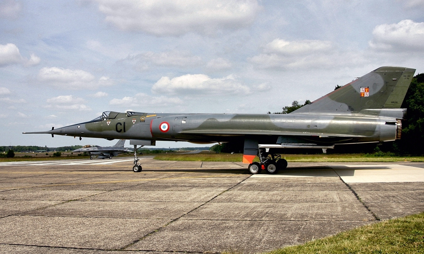 一不常见机型法国幻影Ⅳ轰炸机比战斗机大但比常规轰炸机要小