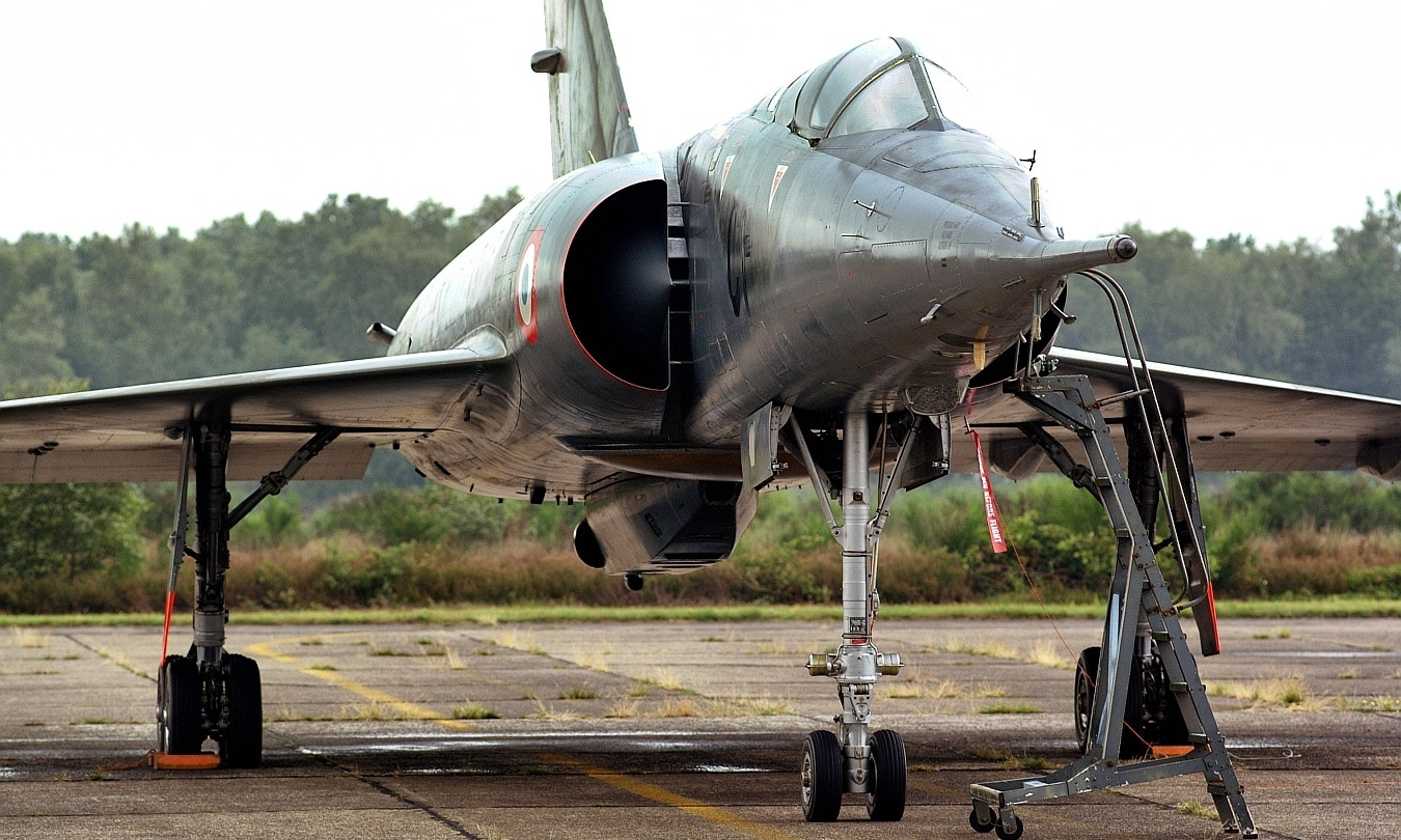 一不常见机型法国幻影Ⅳ轰炸机比战斗机大但比常规轰炸机要小