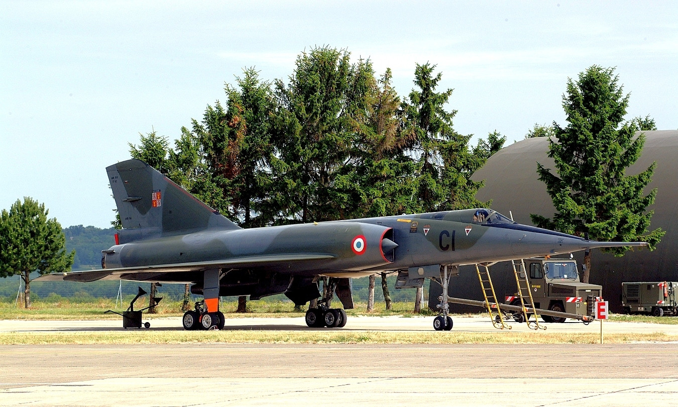 一不常见机型法国幻影Ⅳ轰炸机比战斗机大但比常规轰炸机要小