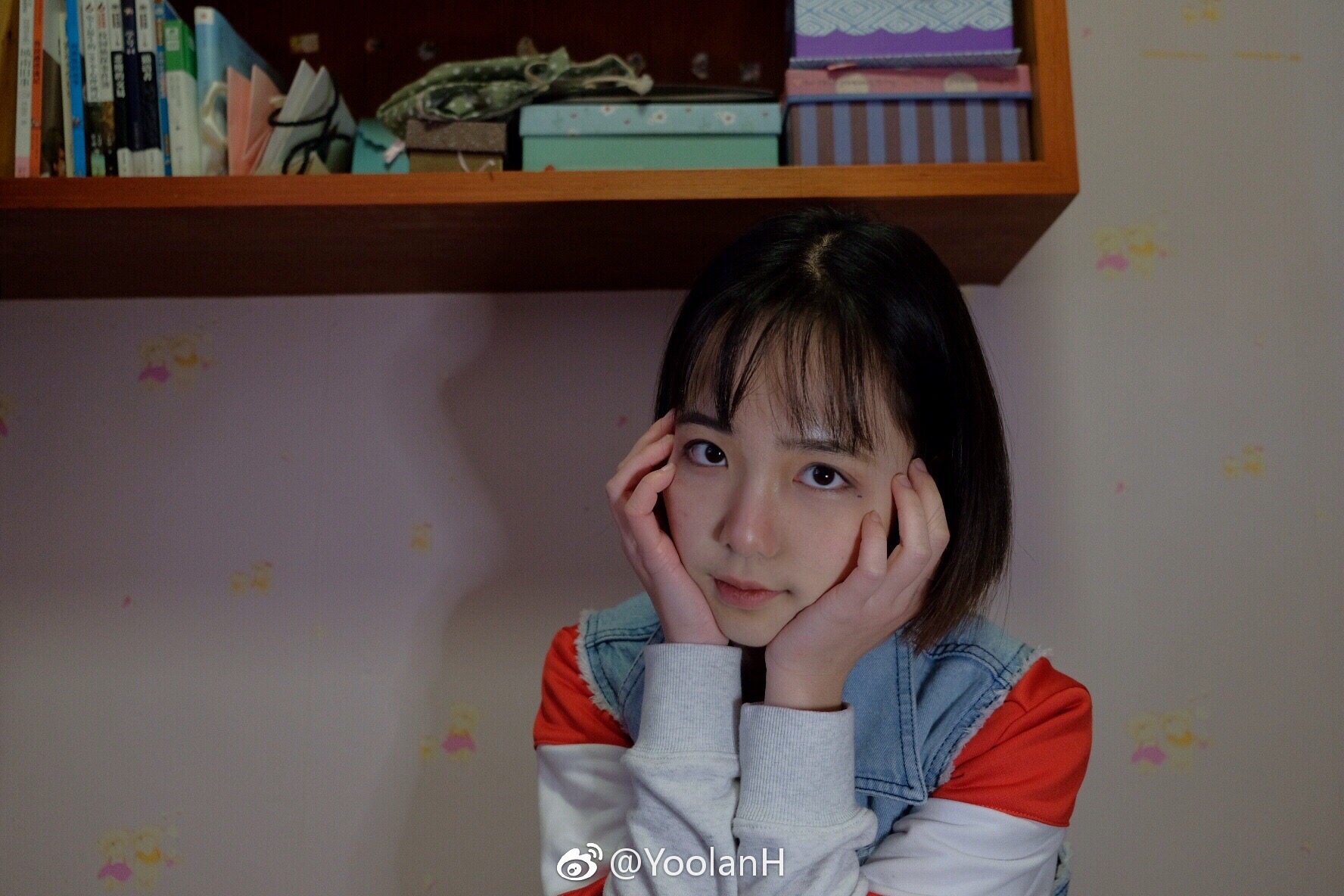 蓝汐16岁高中生穿球鞋的女孩子喜欢摄影