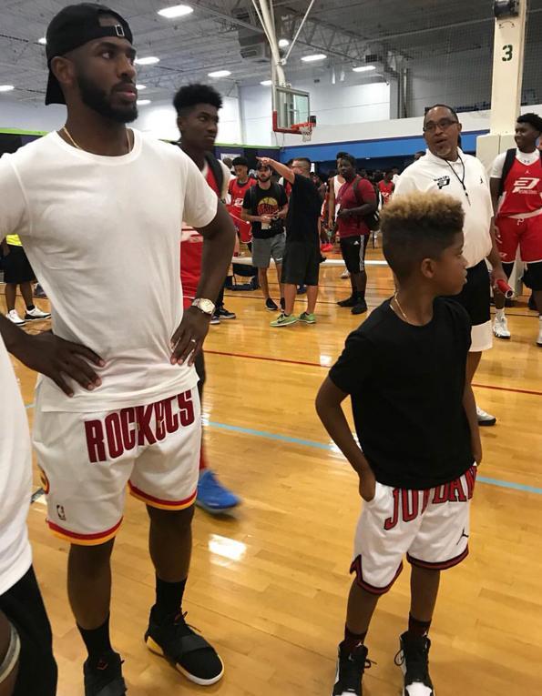 保罗晒父子同框合影, 不过请别忽略他穿的詹皇同款短裤