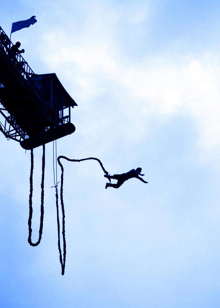 网红景点再现安全隐患,蹦极绳多久换一次?工作人员:断了就换!