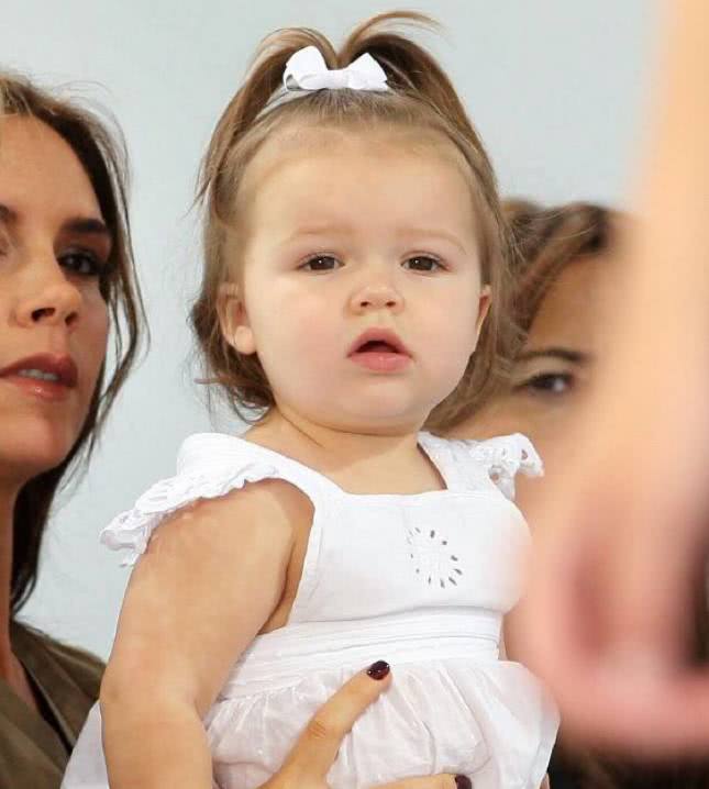 小贝晒出小七各个时期的发型每款都能轻松驾驭网友小万人迷