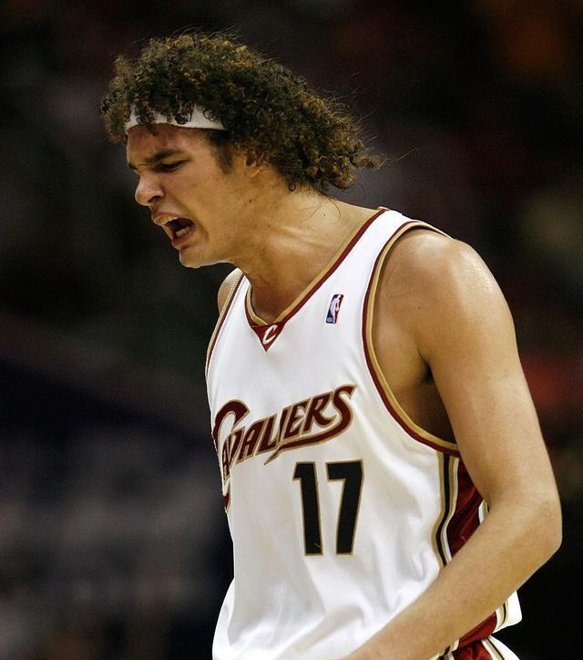 瓦莱乔虽然是一名角色球员,但是在演技这一方面,恐怕nba联盟还没有人