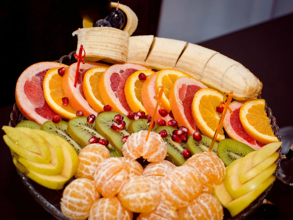 四个水果师去比赛,一人做份水果拼盘,如果你是评委,你选谁