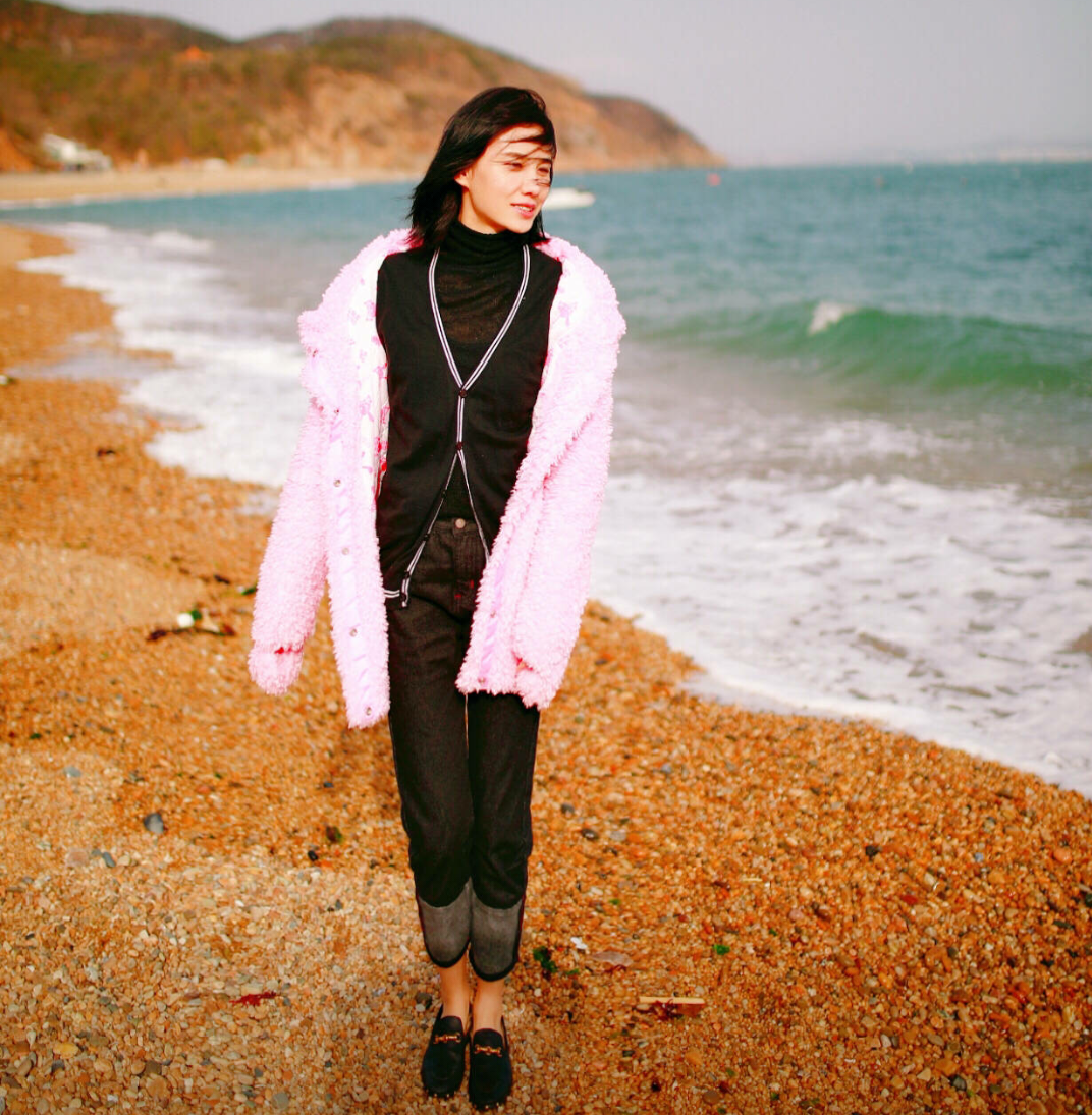 河北华夏幸福队员赵明剑的老婆,晒出自己的沙滩个人写真