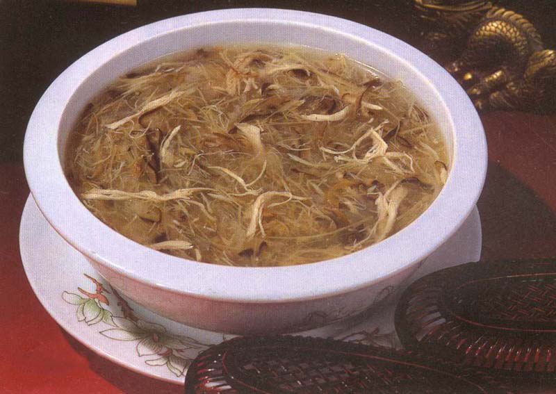 将肉切成细丝,陈皮切成丝,将砂锅的蛇骨,竹蔗,桂元肉去掉,蛇汤用洁布