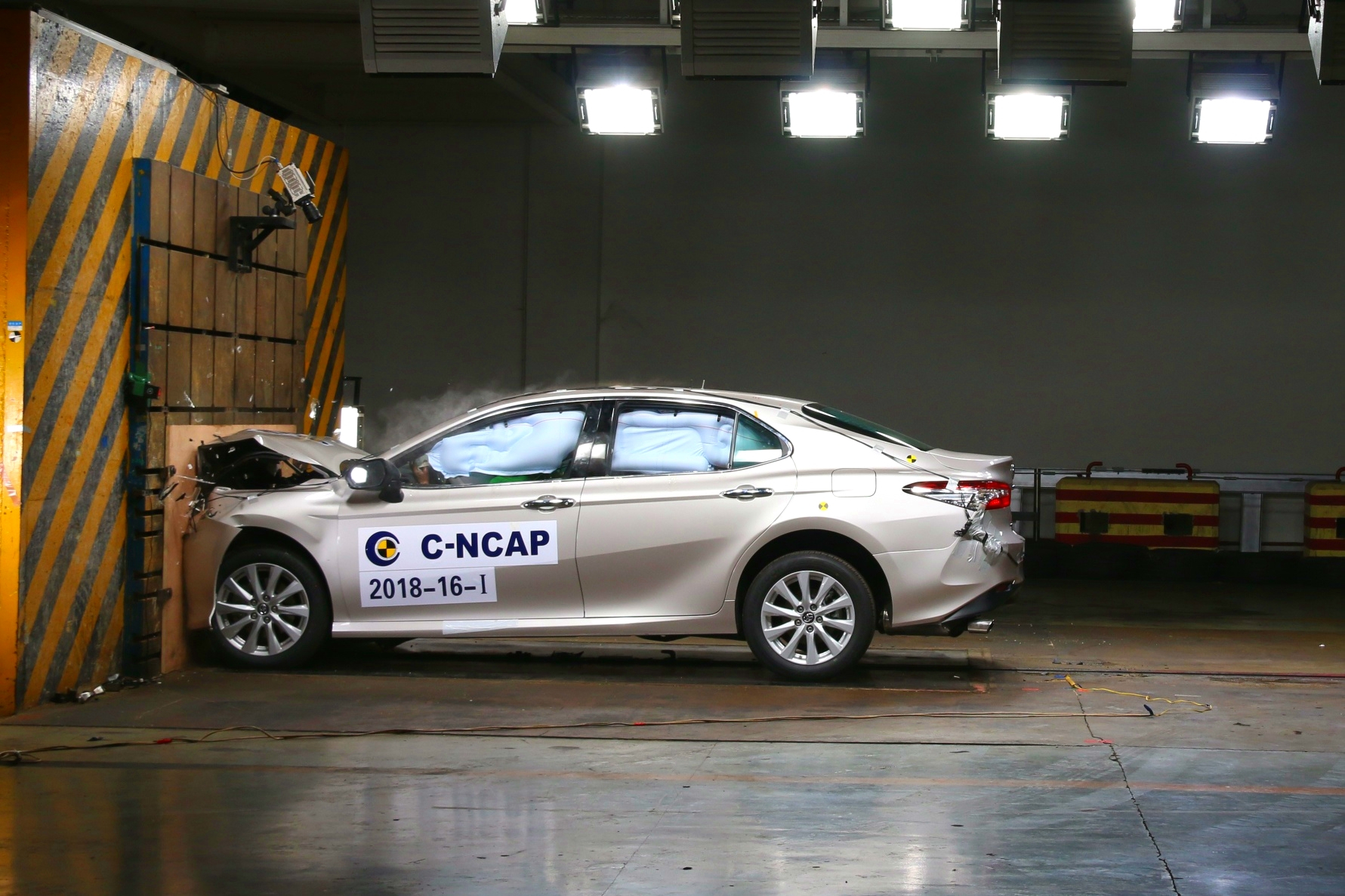 广汽丰田凯美瑞碰撞图解,标配10气囊乘员保护良好